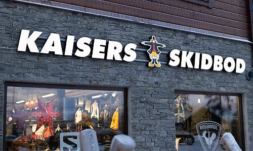 Entré till Kaisers Skidbod med skyltfönster, skidutrustning och sportkläder.