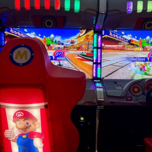 arkadspel med en stol för att sitta och spela Mariokart spel.
