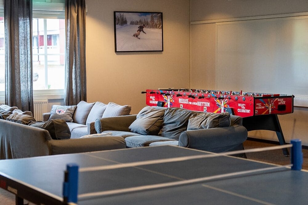 Sällskapsrum i Stöten med soffgrupp, pingisbord och fotbollsspel.